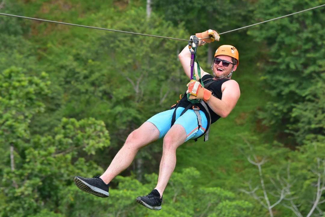 Zipline y canopy son las palabras en ingles para tirolesa
